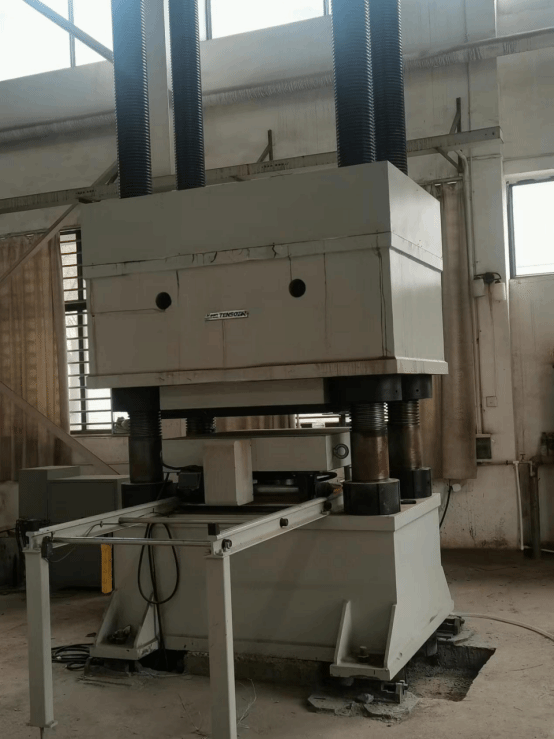 仪器名称及共享服务：10000KN长柱压力机（全自动压力试验机）