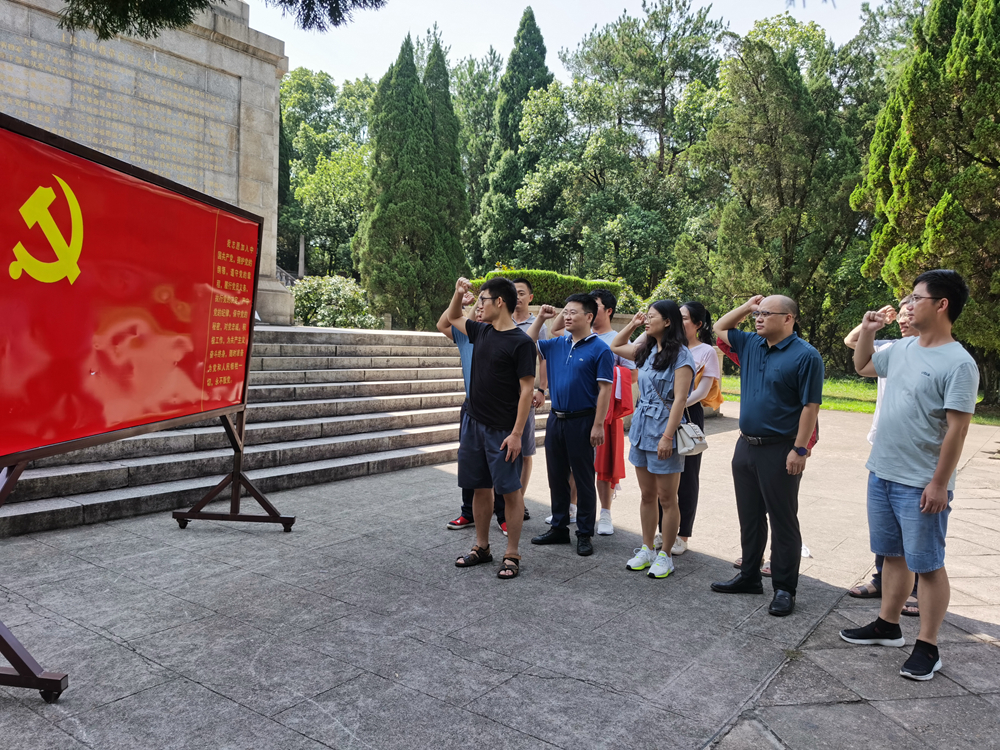 2.水利系党员赴上饶集中营参观学习21.jpg